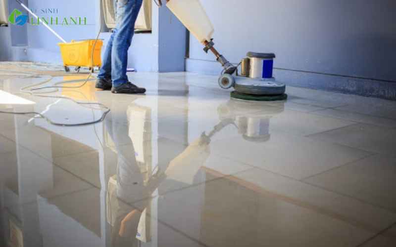 Phủ Bóng Sàn Nhựa Vinyl Có Thực Sự Cần Thiết? 5 Lợi Ích Bạn Nên Biết 